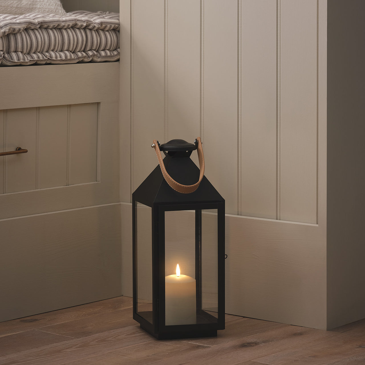 Lanterne Brixham Moyenne à Anse en Cuir avec Bougie LED TruGlow®