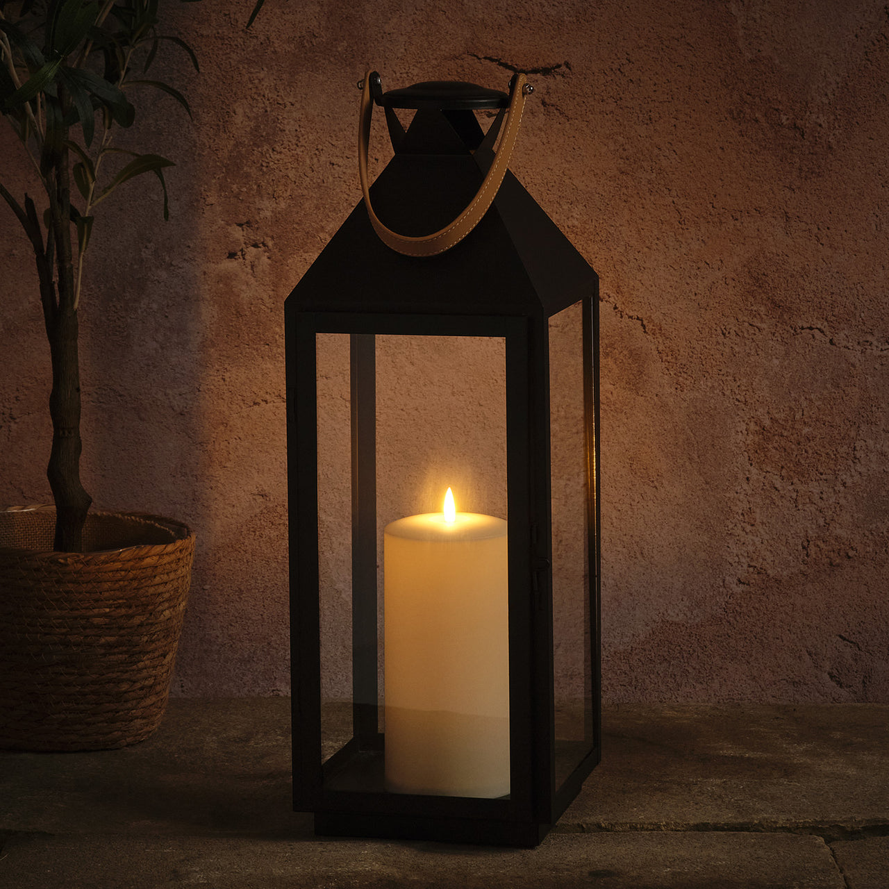 Grande Lanterne Brixham à Anse en Cuir avec Bougie LED TruGlow®