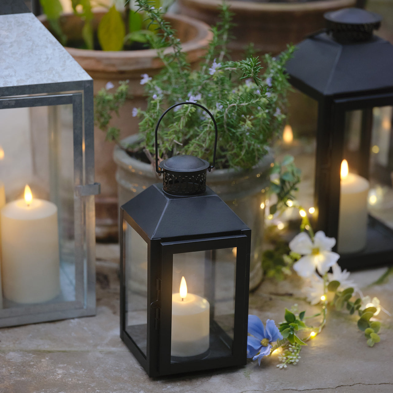 Lanterne Seaton Moyenne en Métal Noir avec Bougie LED TruGlow®