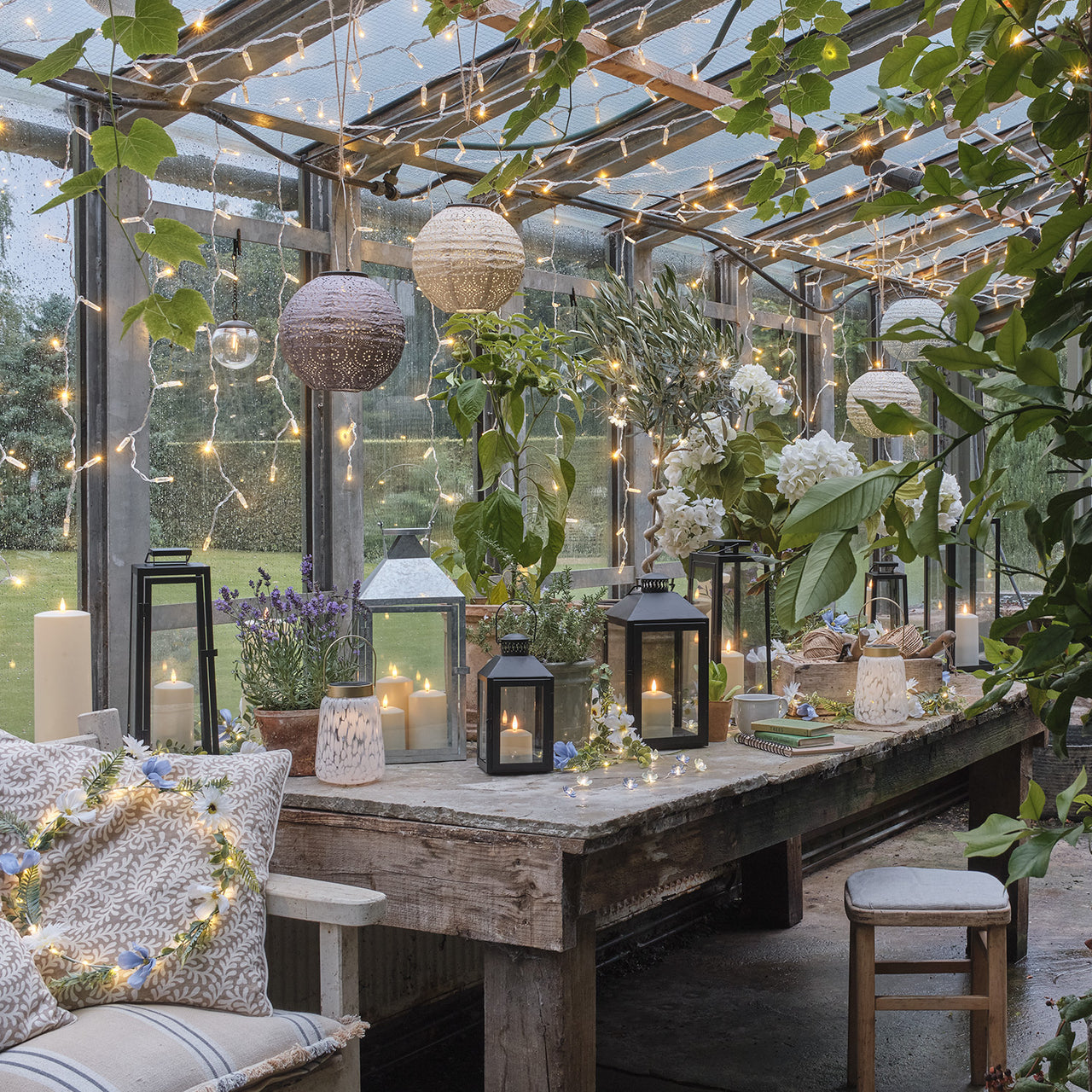 Lanterne Seaton Moyenne en Métal Noir avec Bougie LED TruGlow®