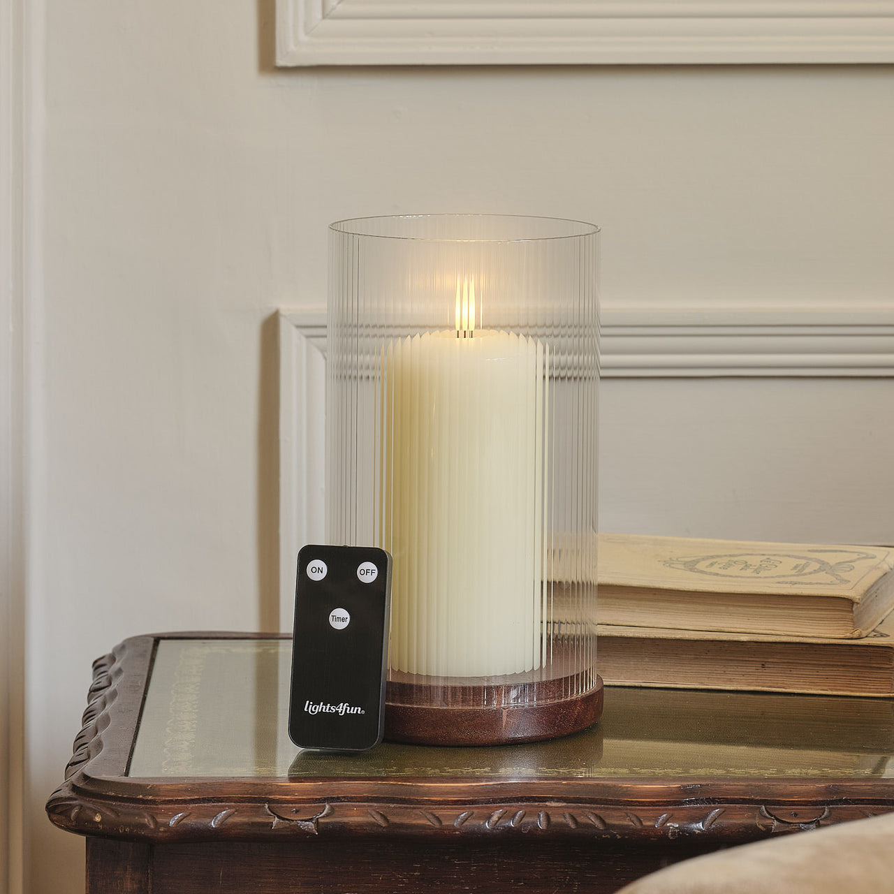 Grand Photophore Hurricane en Verre Rainuré avec Bougie LED TruGlow® et Télécommande