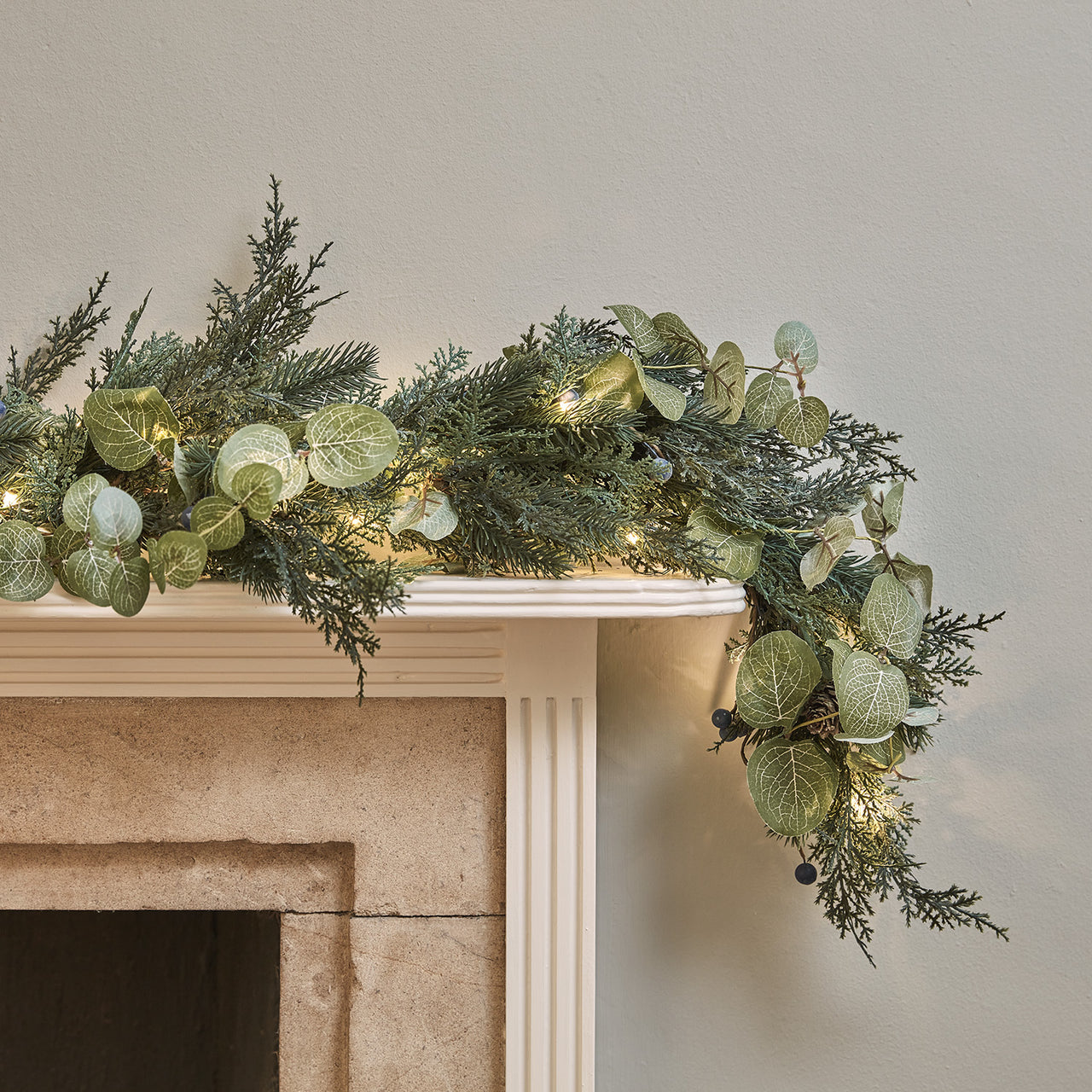 Guirlande de Noël Pré-éclairée de 2 m avec Baies Givrées et Pommes de Pins