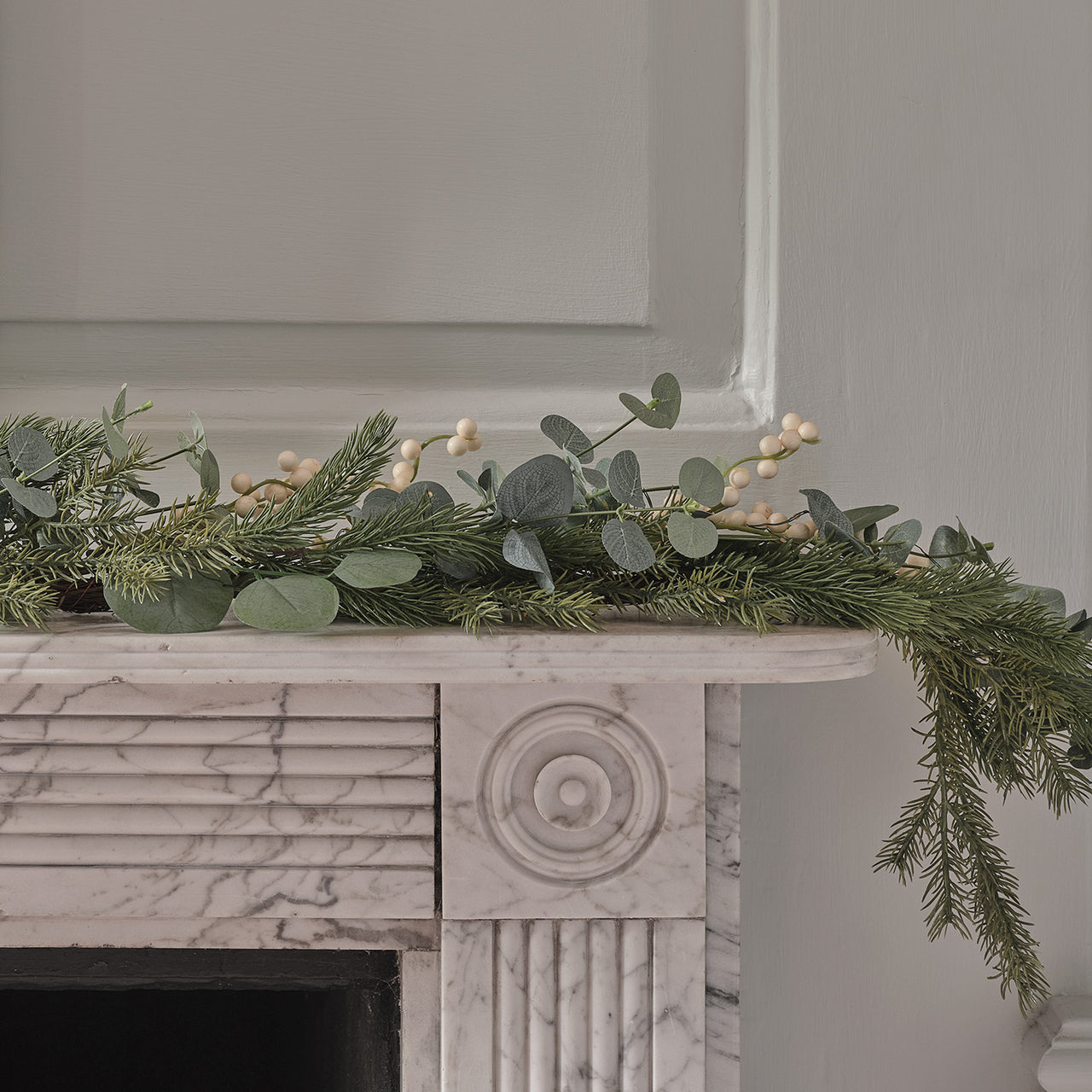 Guirlande de Noël Pré-éclairée Eucalyptus et Baies Blanches