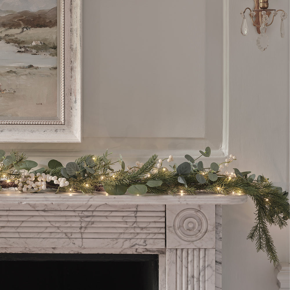 Guirlande de Noël Pré-éclairée Eucalyptus et Baies Blanches