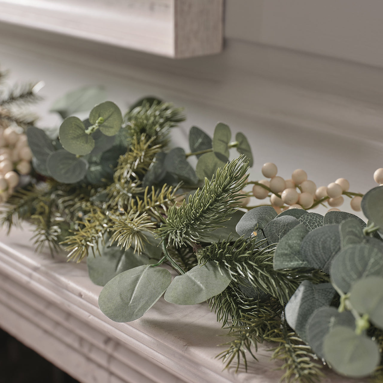 Guirlande de Noël Pré-éclairée Eucalyptus et Baies Blanches