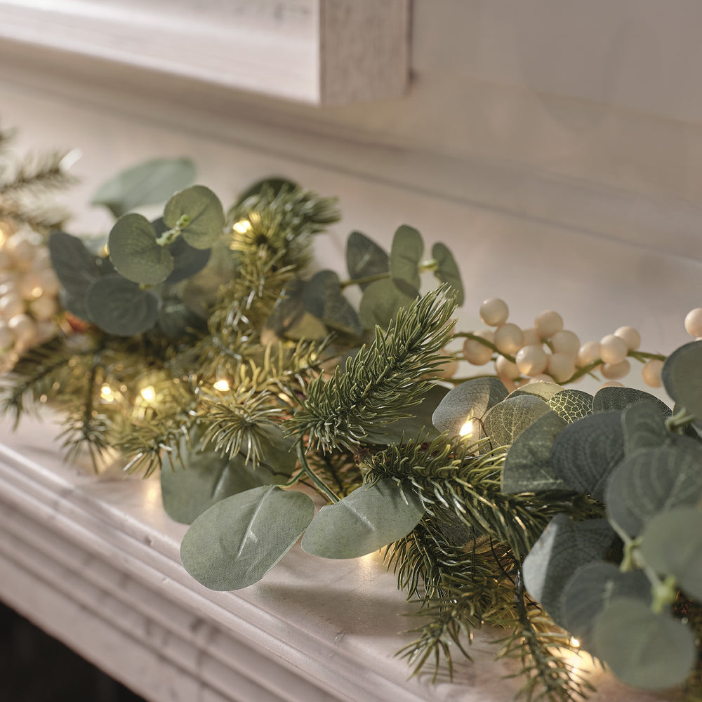 Guirlande de Noël Pré-éclairée Eucalyptus et Baies Blanches