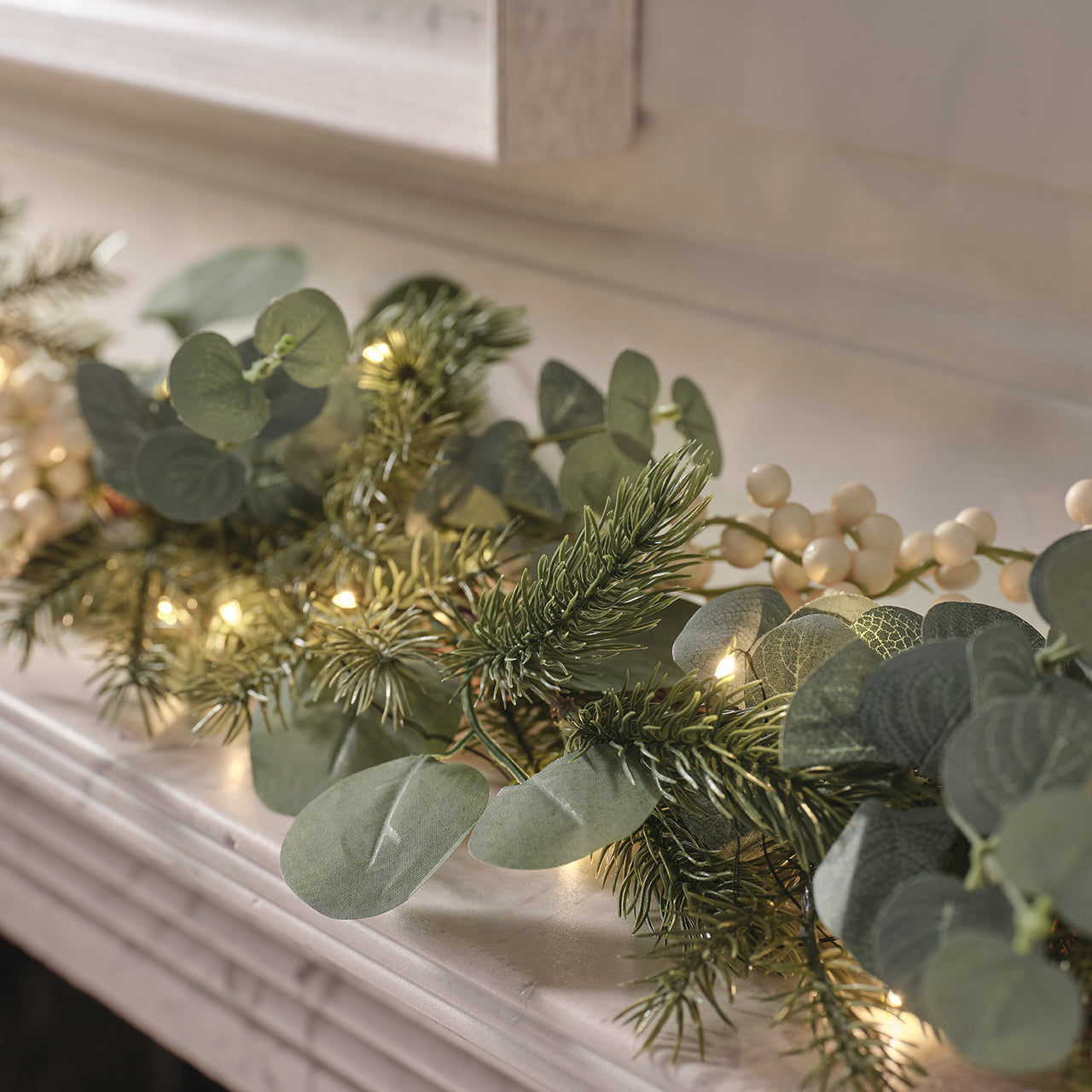 Guirlande de Noël Pré-éclairée Eucalyptus et Baies Blanches