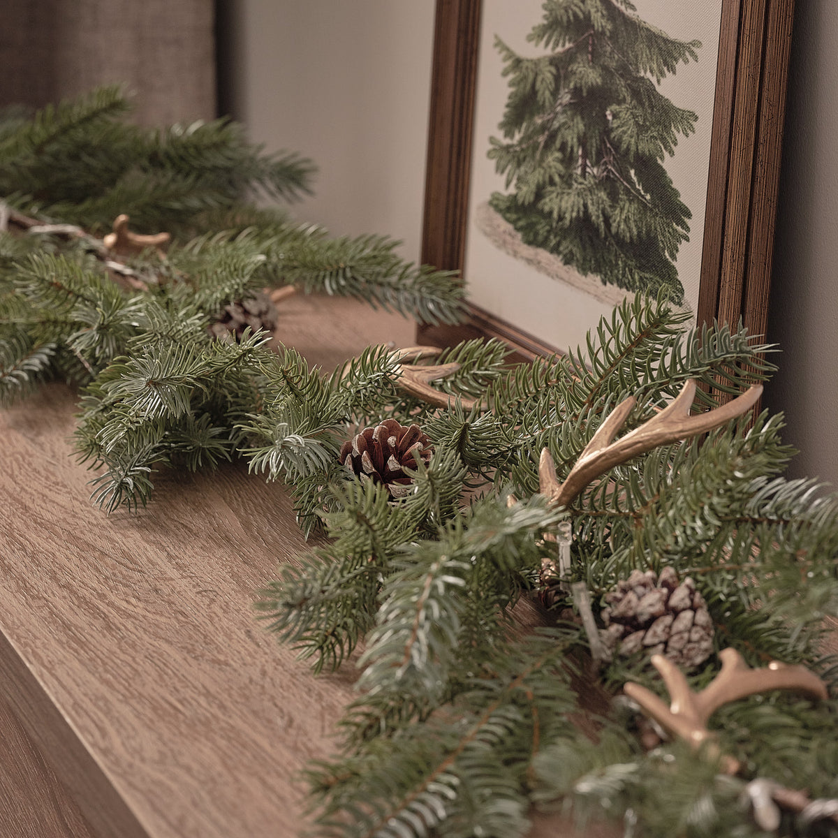Guirlande de Noël Pré-éclairée Esprit Nature de 1,5 m à Pommes de Pin et Bois de Cerf