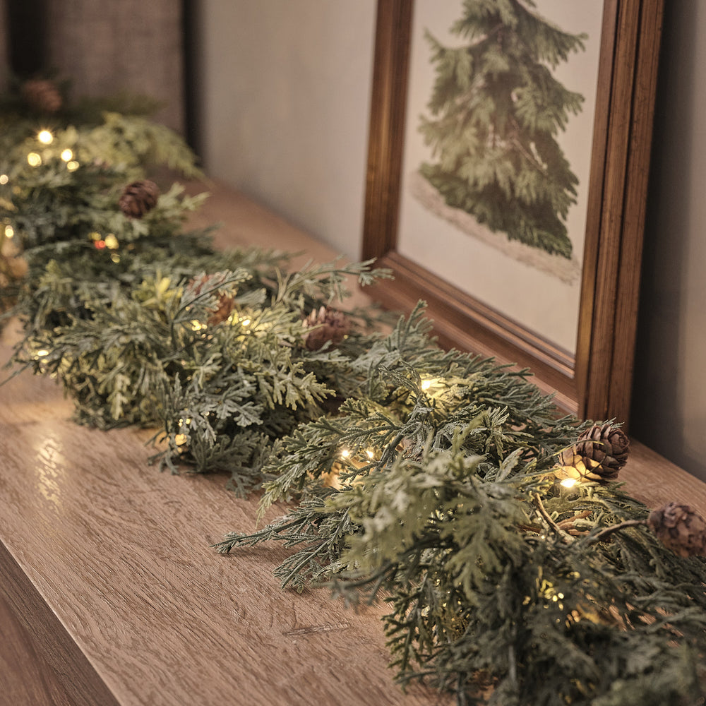 Guirlande de Noël d’Extérieur Pré-éclairée de 2 m Conifère et Pommes de Pin Effet Givré