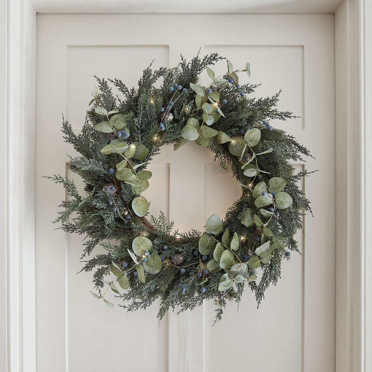 Grande Couronne de Noël Pré-éclairée de 66 cm avec Baies Givrées et Pommes de Pins