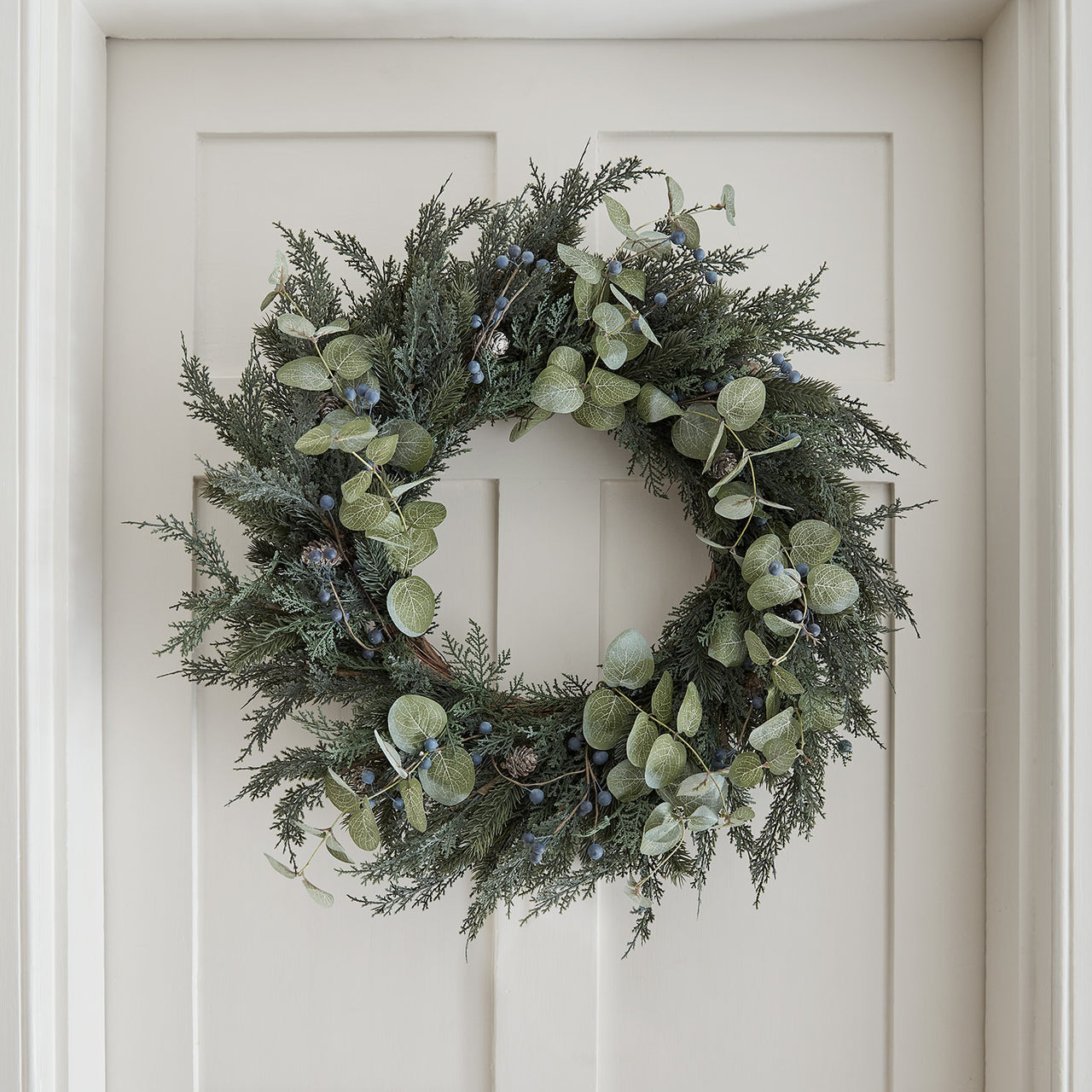 Grande Couronne de Noël Pré-éclairée de 66 cm avec Baies Givrées et Pommes de Pins