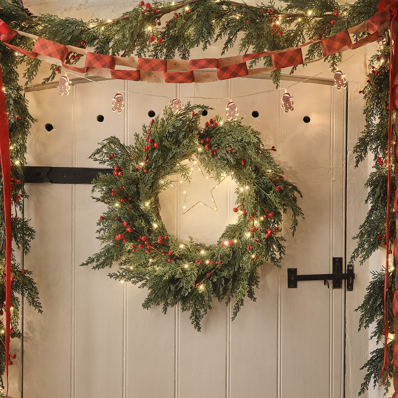 Couronne de Noël Pré-éclairée aux Baies Rouges