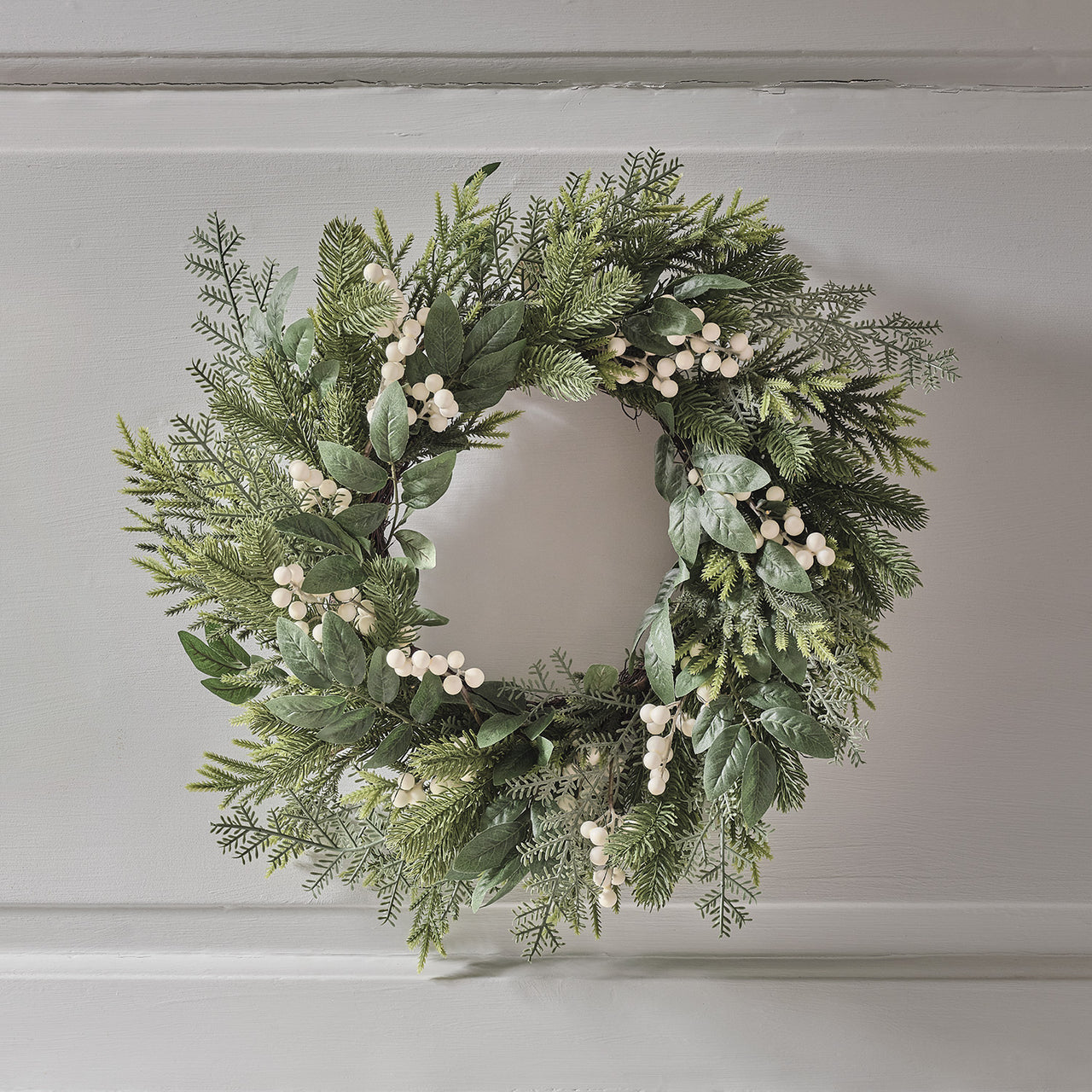 Couronne de Noël pré-éclairée aux baies blanches