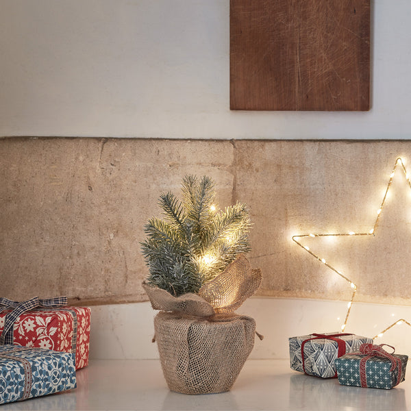 Mini Sapin De Noël Artificiel 30cm Avec 8 LED - Lights4fun, Branches Pliables, Minuterie 6h, Sac En Jute, Piles Non Incluses