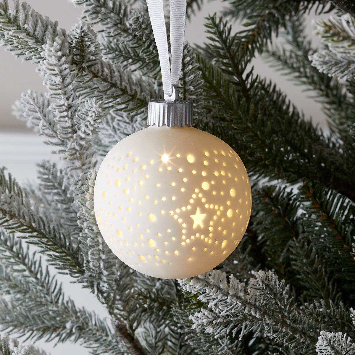 Boule de Noël Lumineuse en Céramique Blanche de 8 cm à Motif Découpé