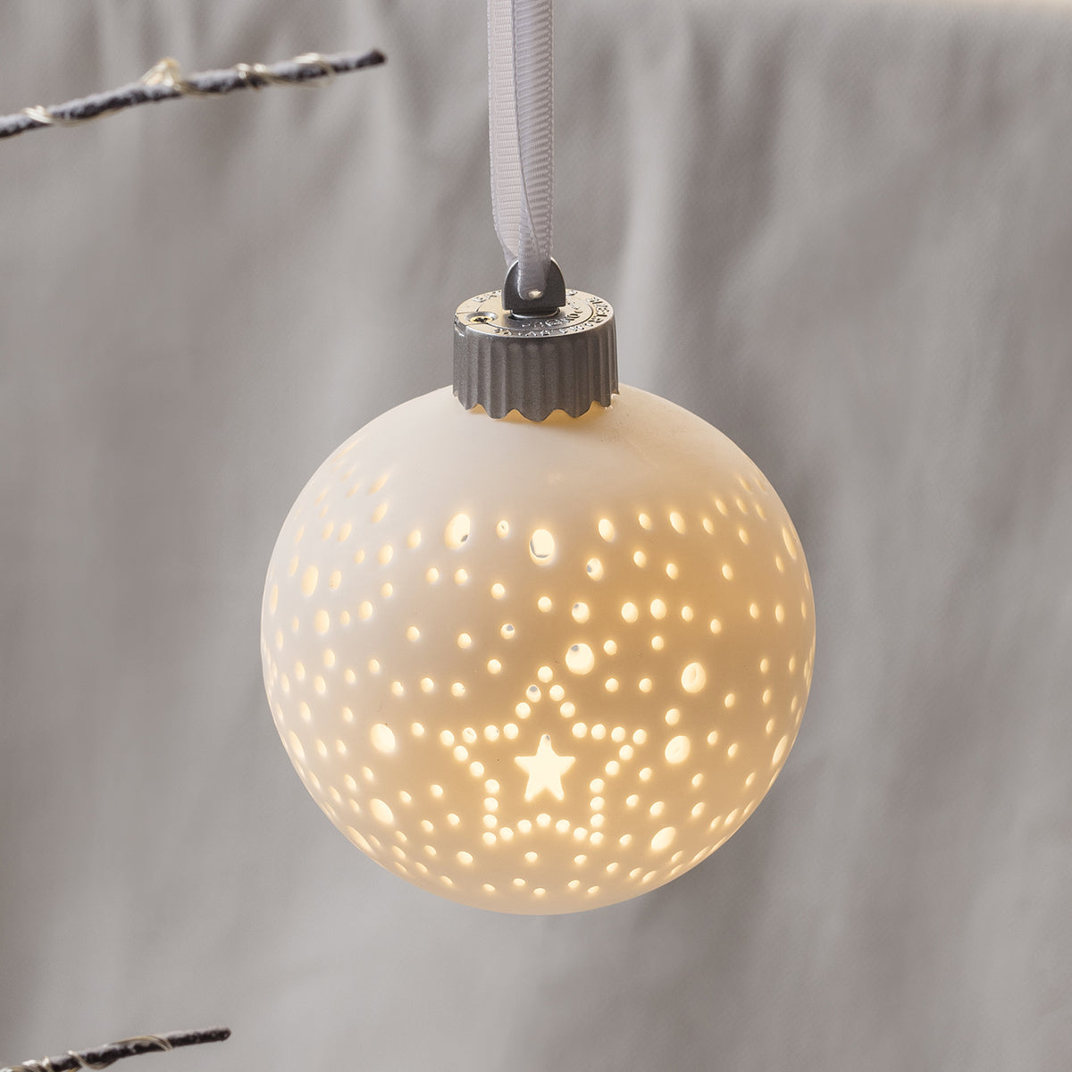 Boule de Noël Lumineuse en Céramique Blanche de 8 cm à Motif Découpé