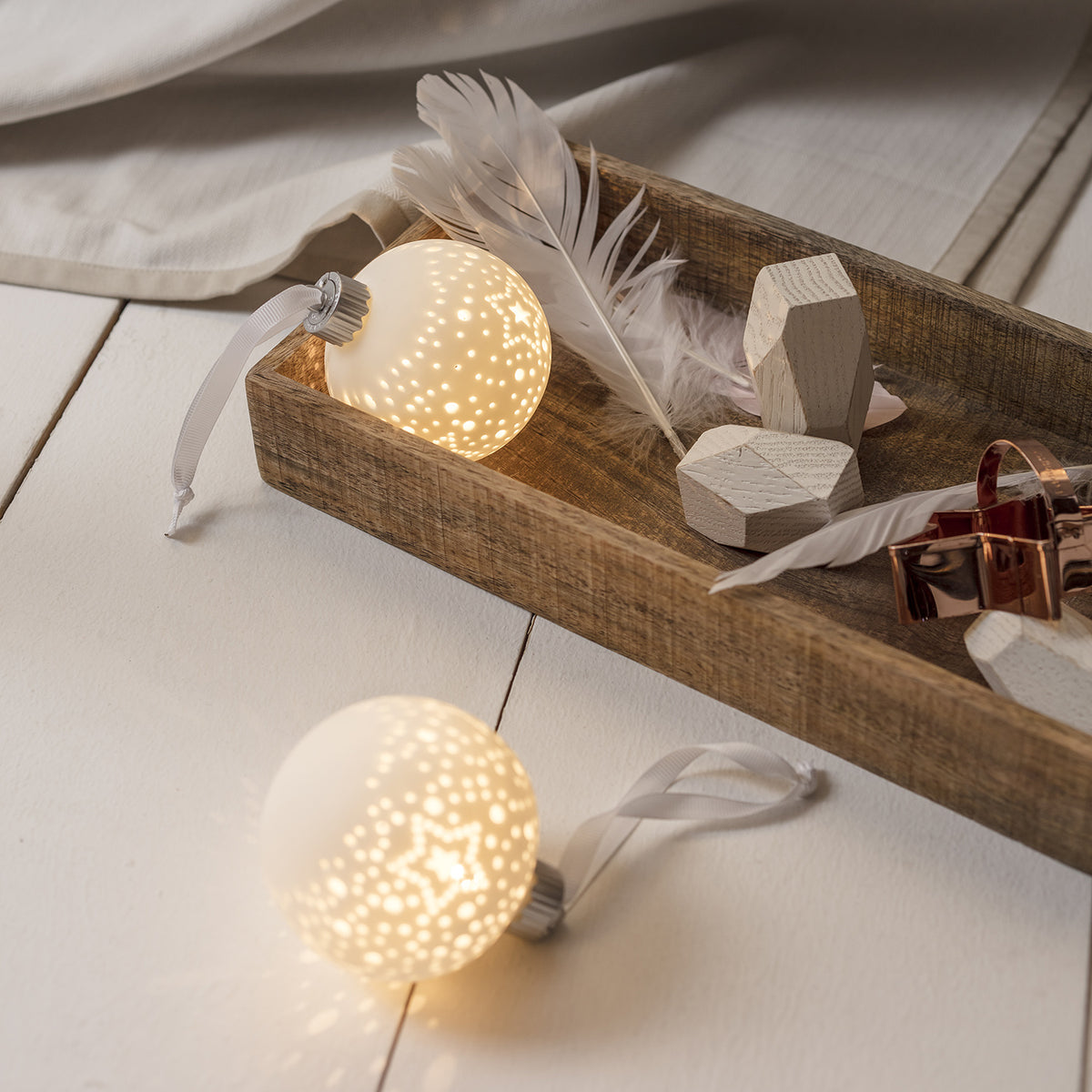 Boule de Noël Lumineuse en Céramique Blanche de 8 cm à Motif Découpé