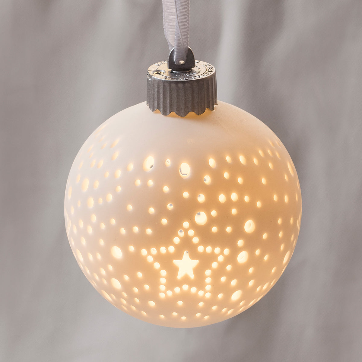 Boule de Noël Lumineuse en Céramique Blanche de 8 cm à Motif Découpé
