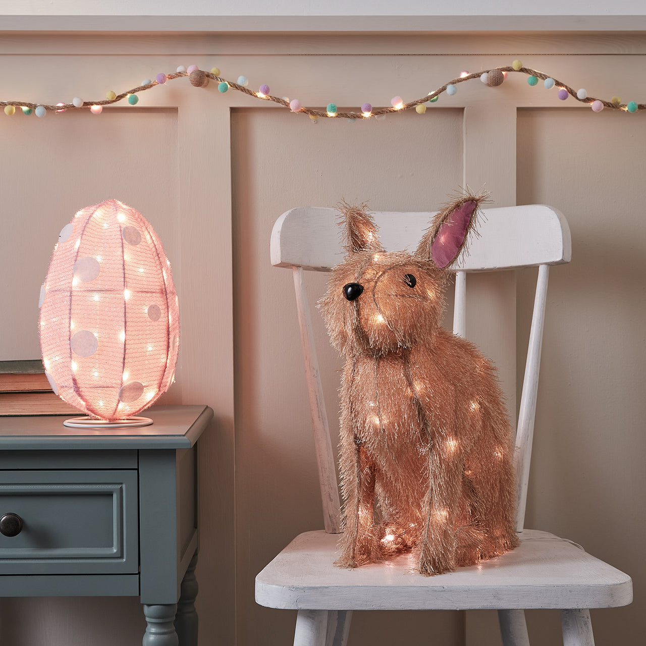 Lapin de Pâques en peluche réaliste pour la décoration de la