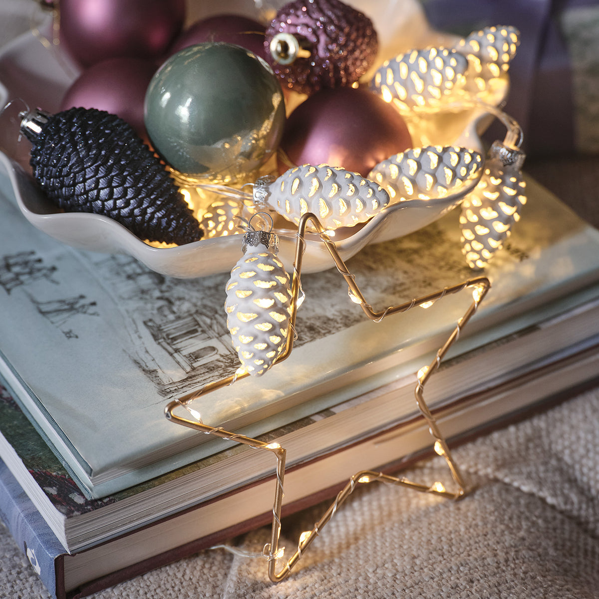 Guirlande Noël LED Idena 30224 – 10 Lumières Blanc Chaud, Pommes De Pin & Baies, Minuterie 6h, Déco Avent Et Noël Intérieur Chaleureuse