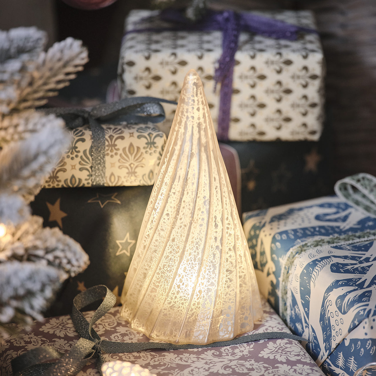 Sapin Lumineux de Table en Verre, Finition Patine Blanche