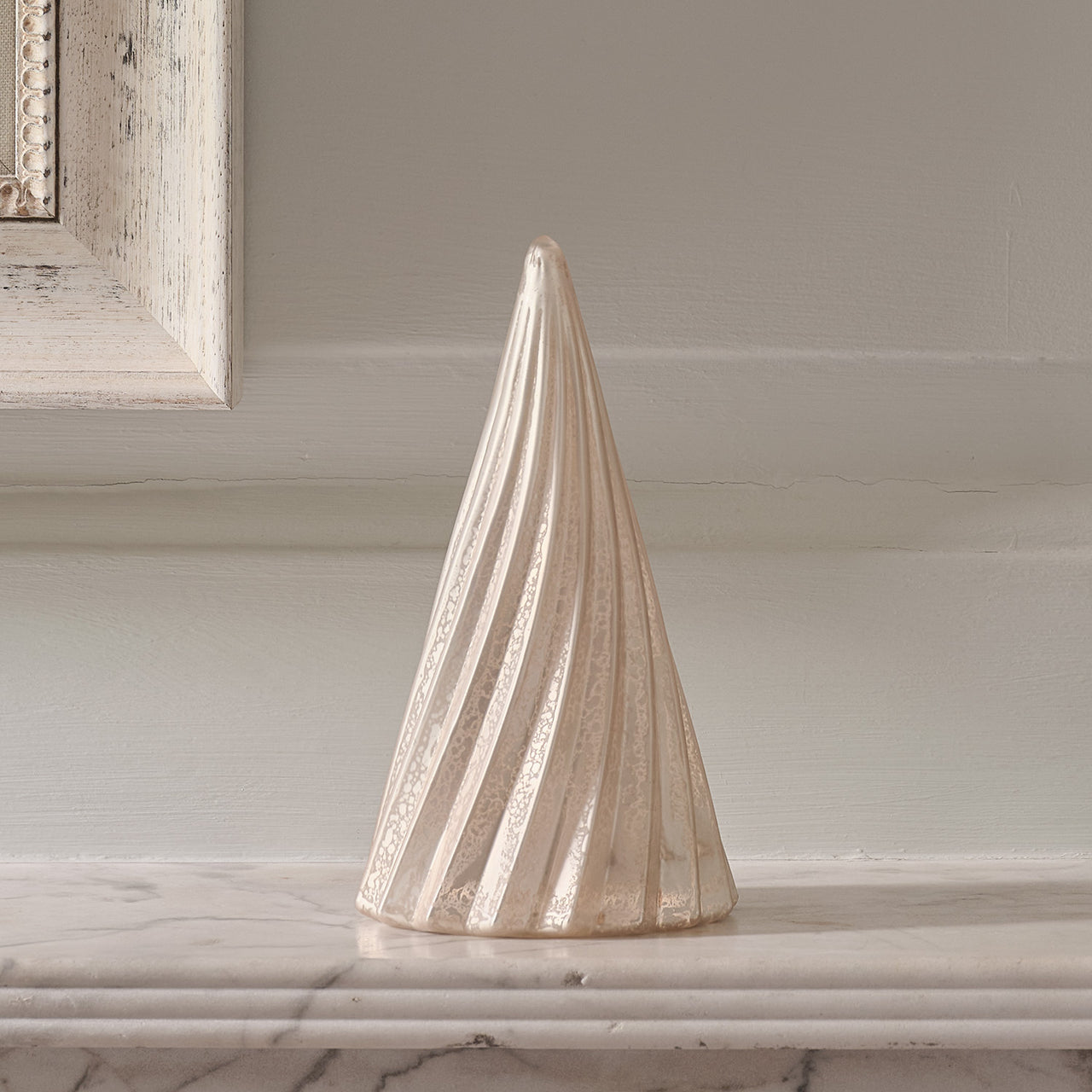 Sapin Lumineux de Table en Verre, Finition Patine Blanche