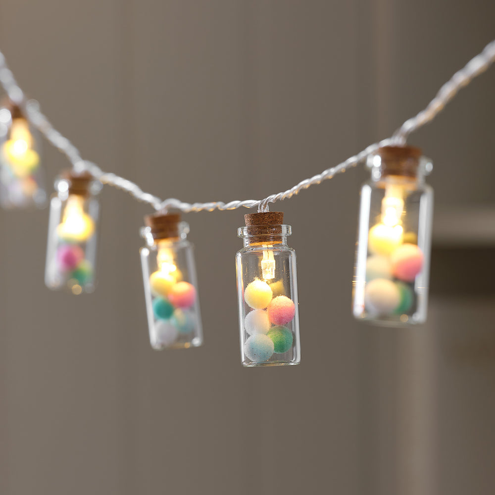 Guirlande Lumineuse à 10 LED Mini Flacons en Verre avec Pompons Pastel