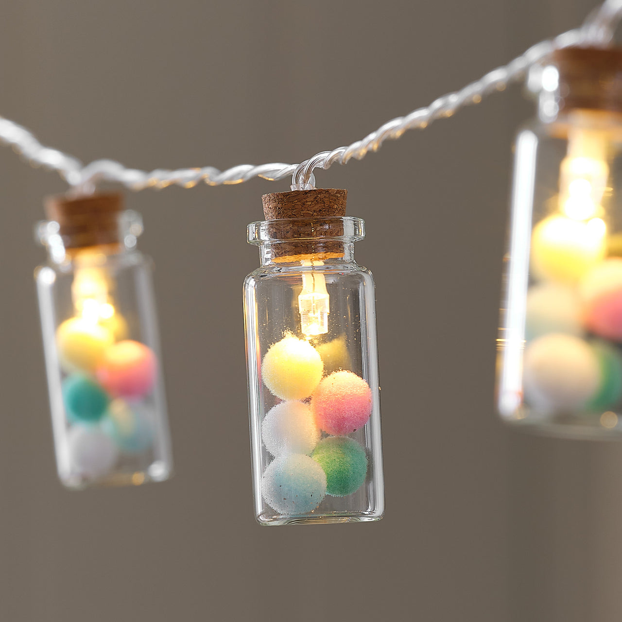 Guirlande Lumineuse à 10 LED Mini Flacons en Verre avec Pompons Pastel