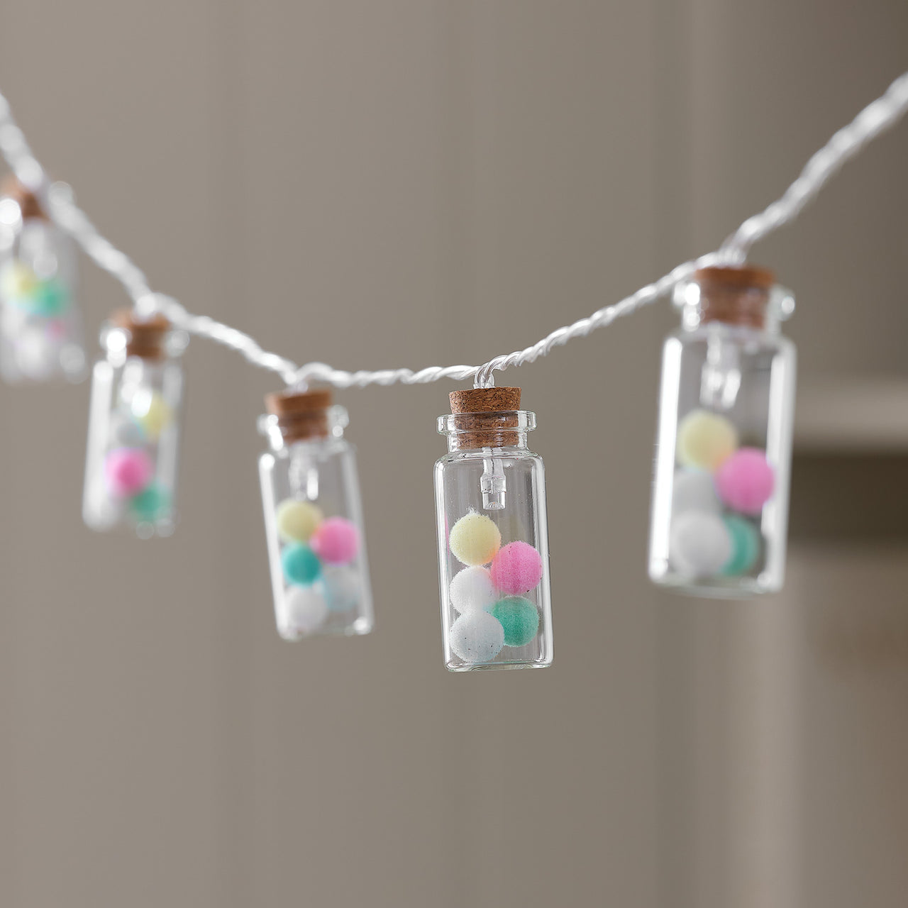 Guirlande Lumineuse à 10 LED Mini Flacons en Verre avec Pompons Pastel