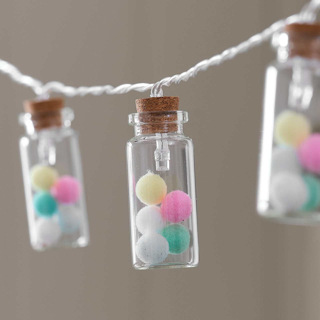 Guirlande Lumineuse à 10 LED Mini Flacons en Verre avec Pompons Pastel