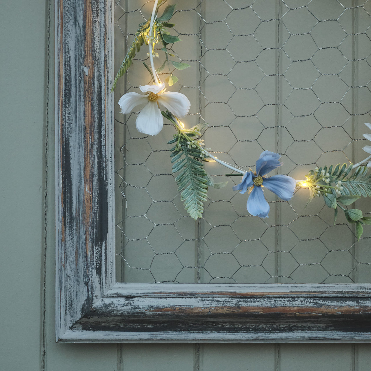 Couronne pré-éclairée Fleurs Bleues et Blanches