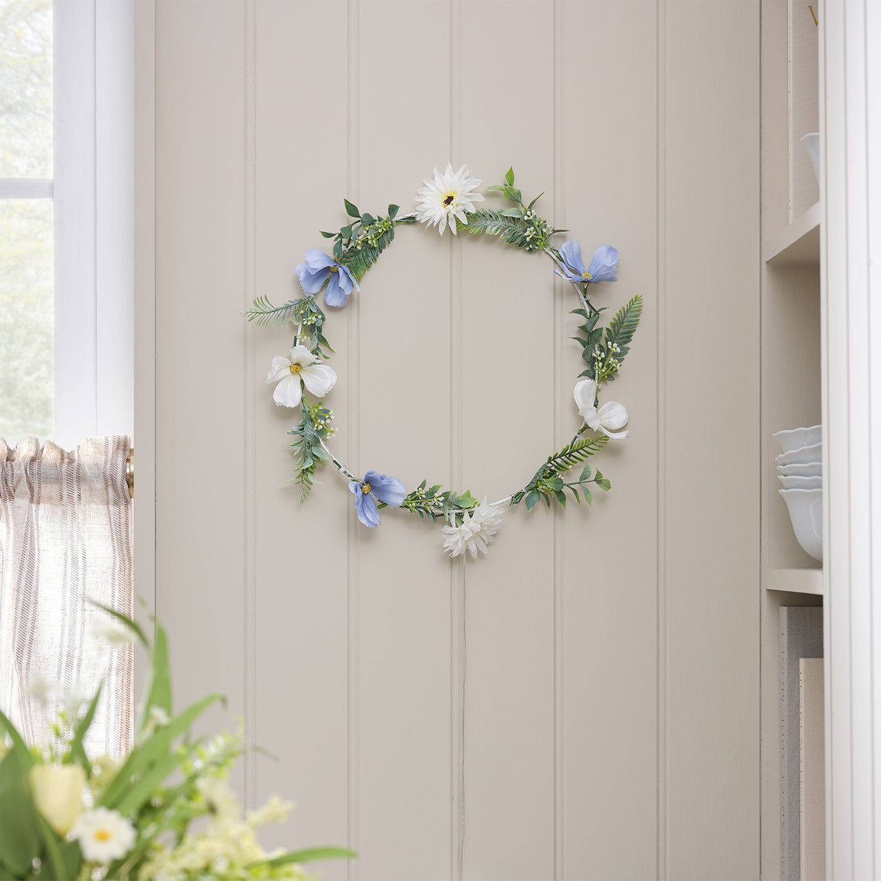 Couronne pré-éclairée Fleurs Bleues et Blanches