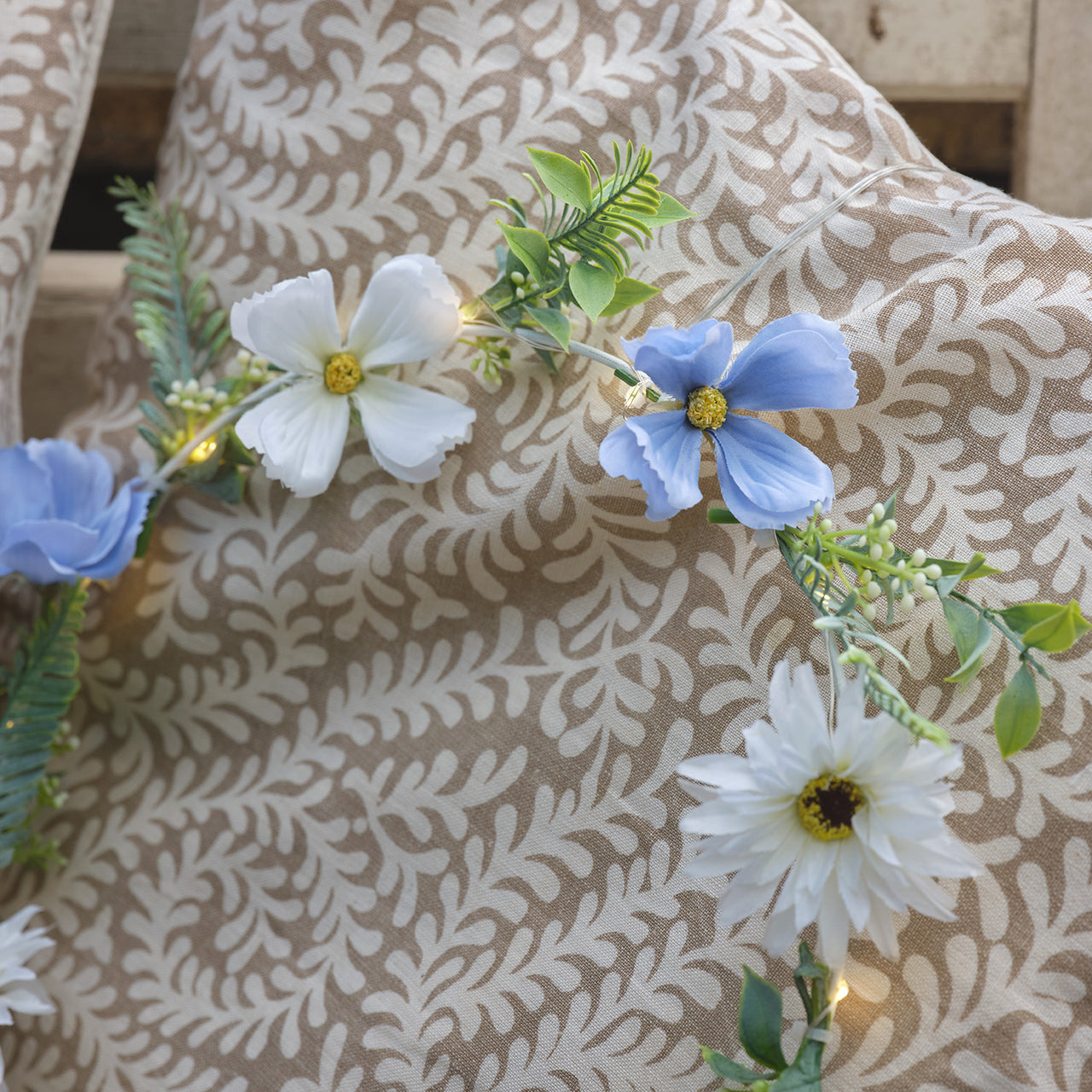 Couronne pré-éclairée Fleurs Bleues et Blanches