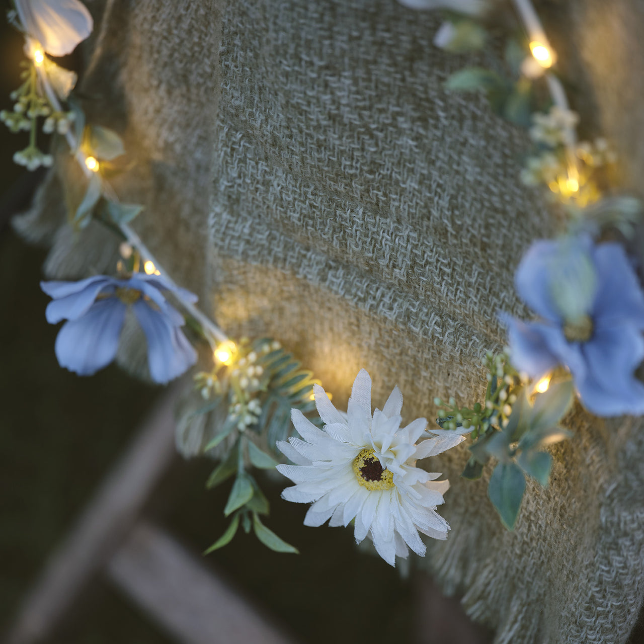 Couronne pré-éclairée Fleurs Bleues et Blanches