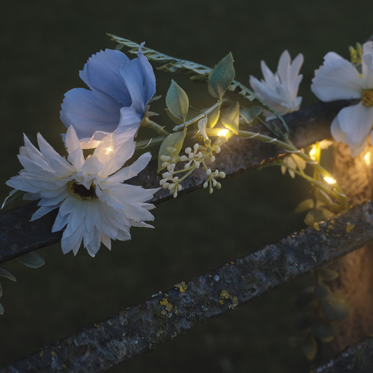 Guirlande pré-éclairée Fleurs Bleues et Blanches