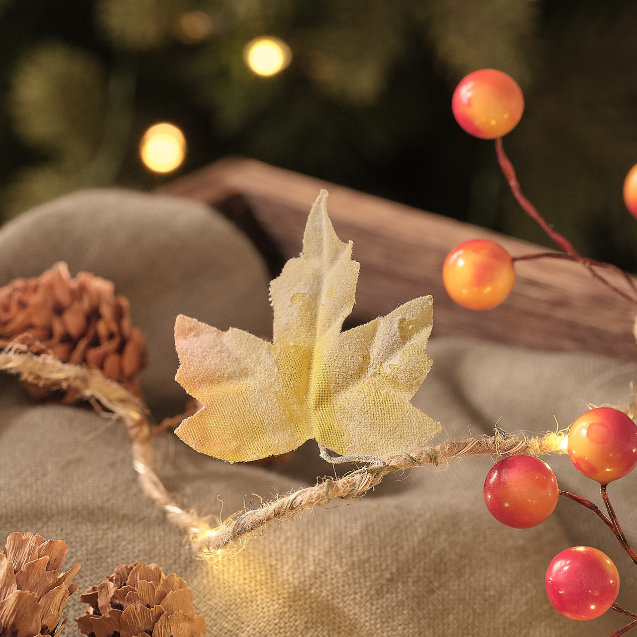 Guirlande Lumineuse Micro LED Feuilles & Pommes de Pin d’Automne 2 m