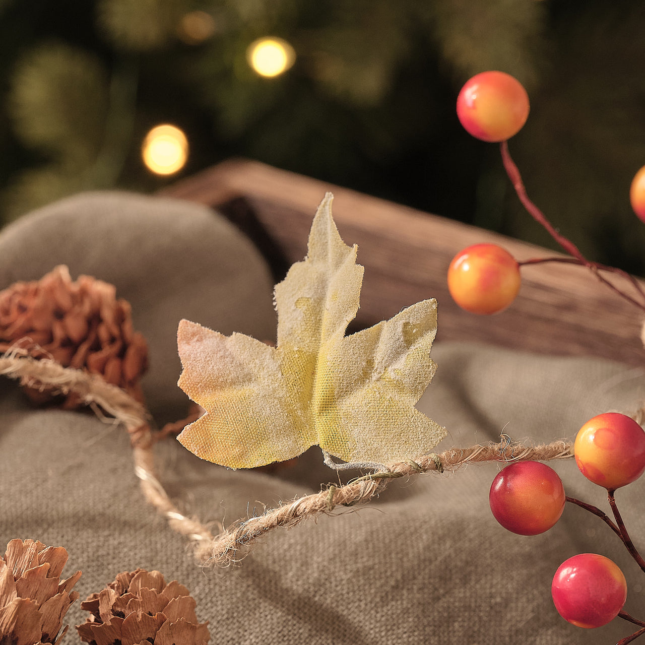 Guirlande Lumineuse Micro LED Feuilles & Pommes de Pin d’Automne 2 m