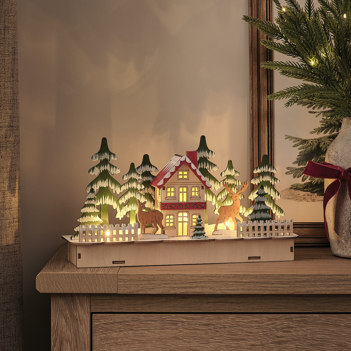 Scène de Noël Maison Lumineuse au Cœur de la Forêt en Bois