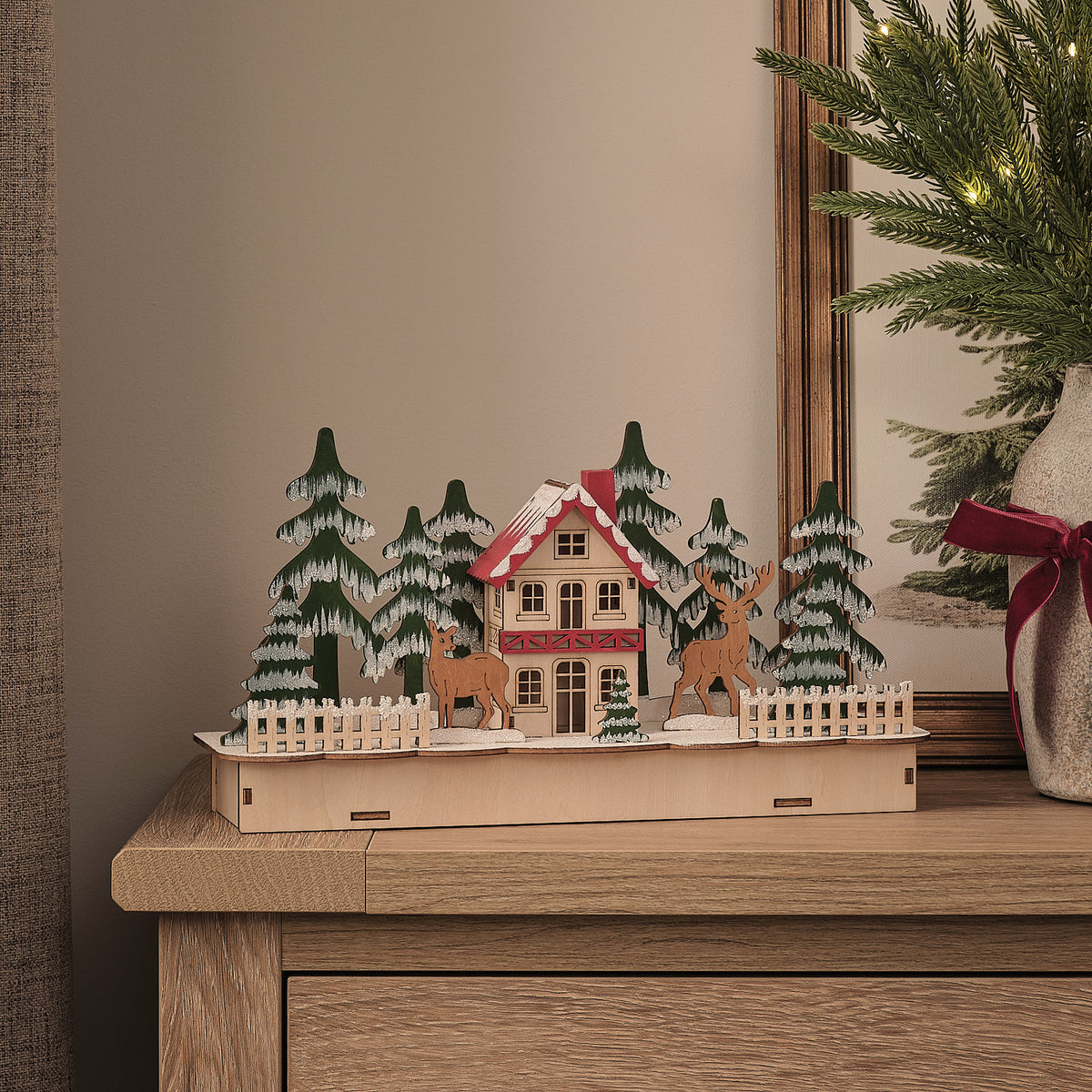 Scène de Noël Maison Lumineuse au Cœur de la Forêt en Bois