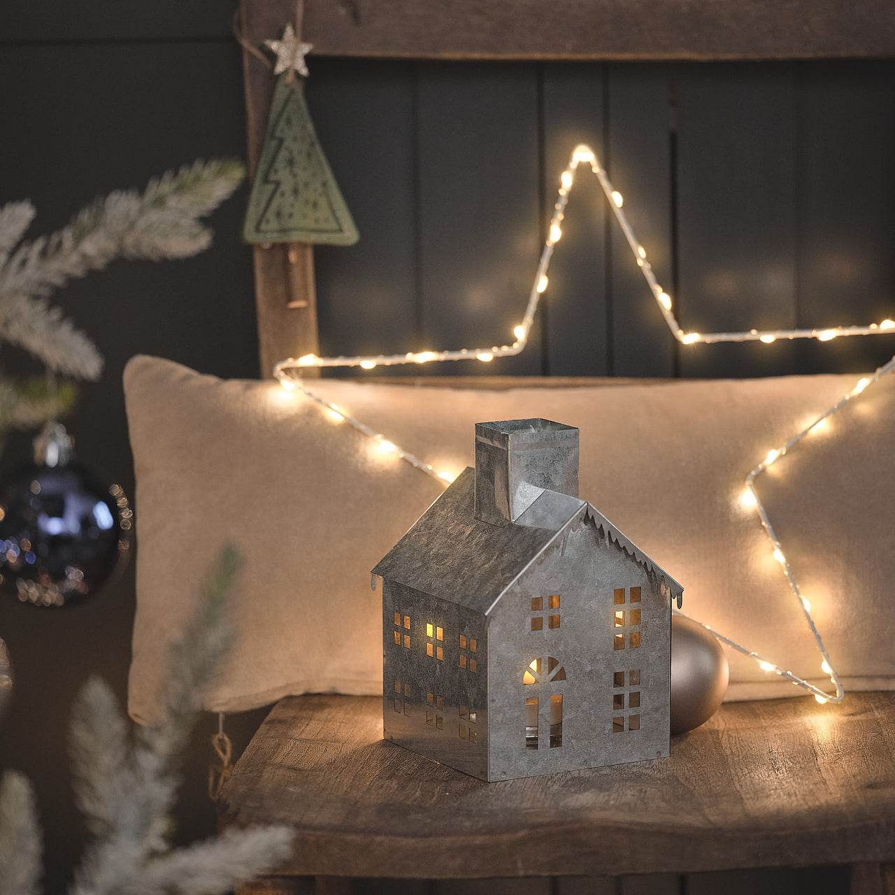 Maison Décorative en Métal avec Bougie Votive TruGlow®