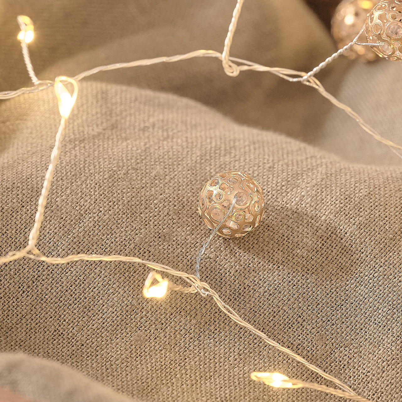 Guirlande Lumineuse en Grappe de Boules Dorées de 1,5 m à LED Blanc Chaud