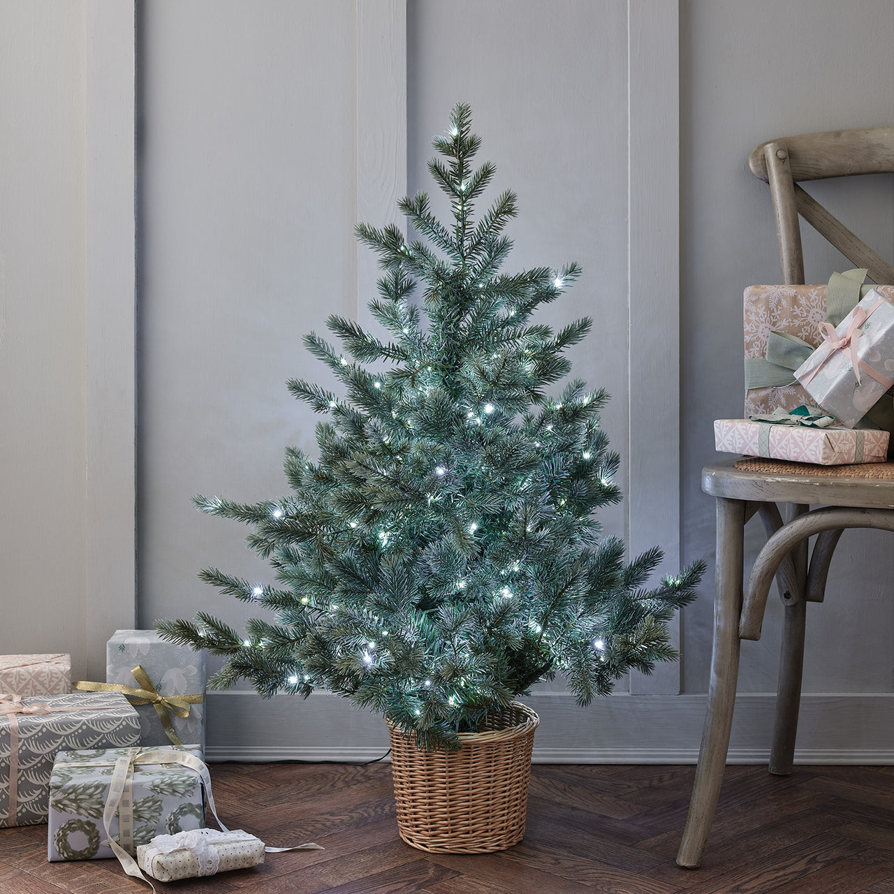 Sapin de Noël de 90 cm à LED Bicolores dans un Pot en Rotin