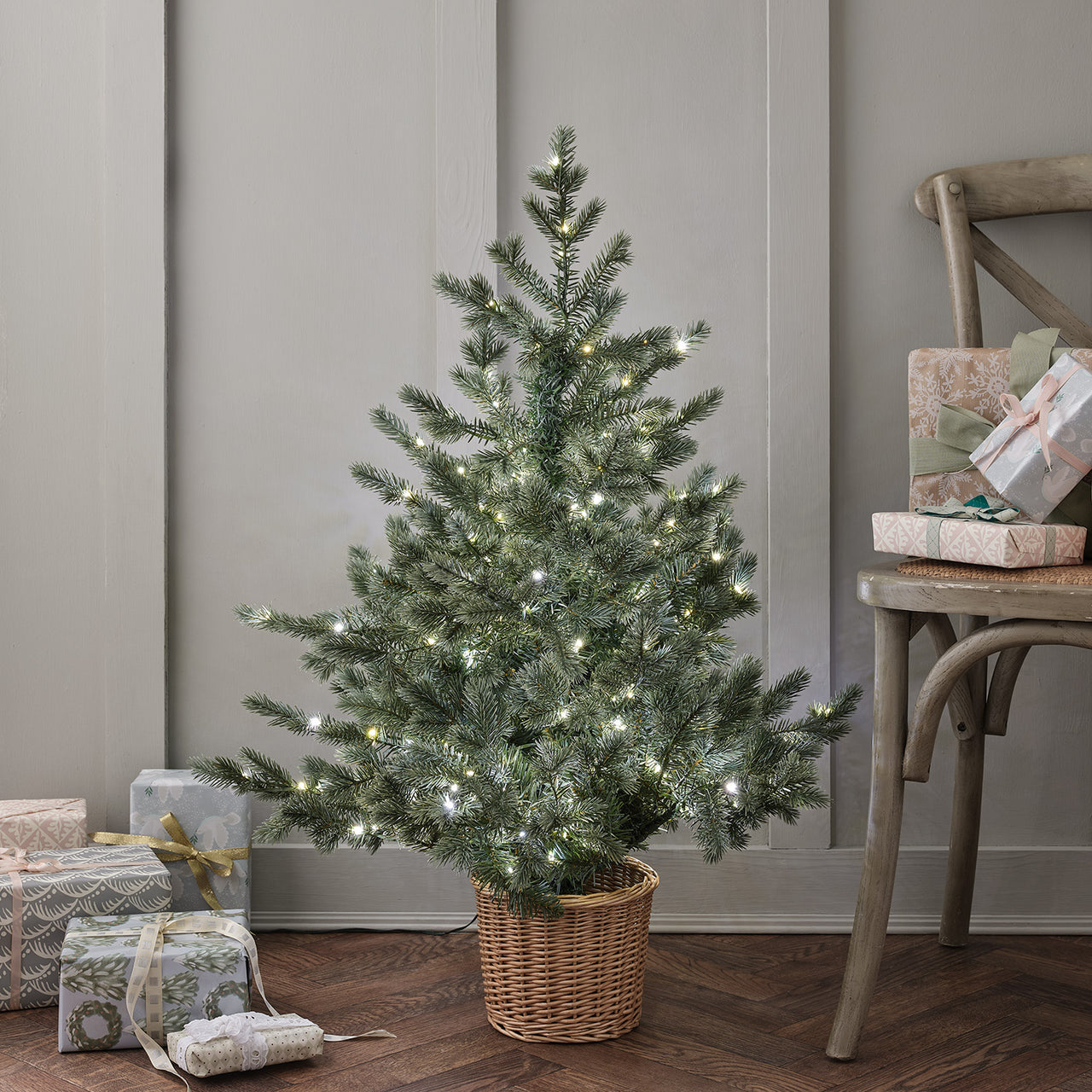 Sapin de Noël de 90 cm à LED Bicolores dans un Pot en Rotin