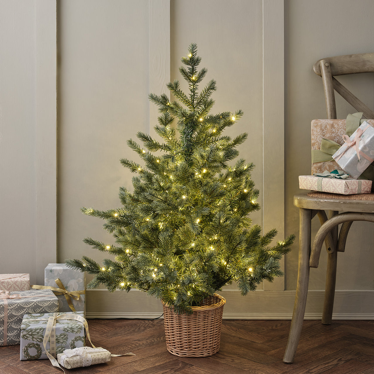 Sapin de Noël de 90 cm à LED Bicolores dans un Pot en Rotin