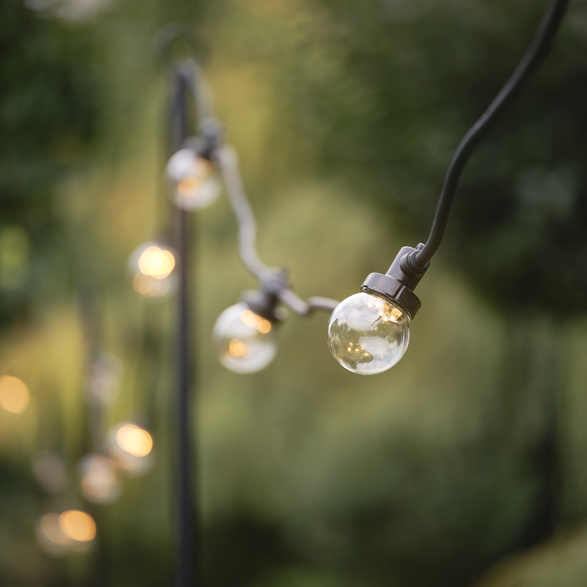 Guirlande Guinguette Pro Connect IP67 de 30m 60 LED Blanc Chaud Câble Noir Raccordable Ampoules Transparentes