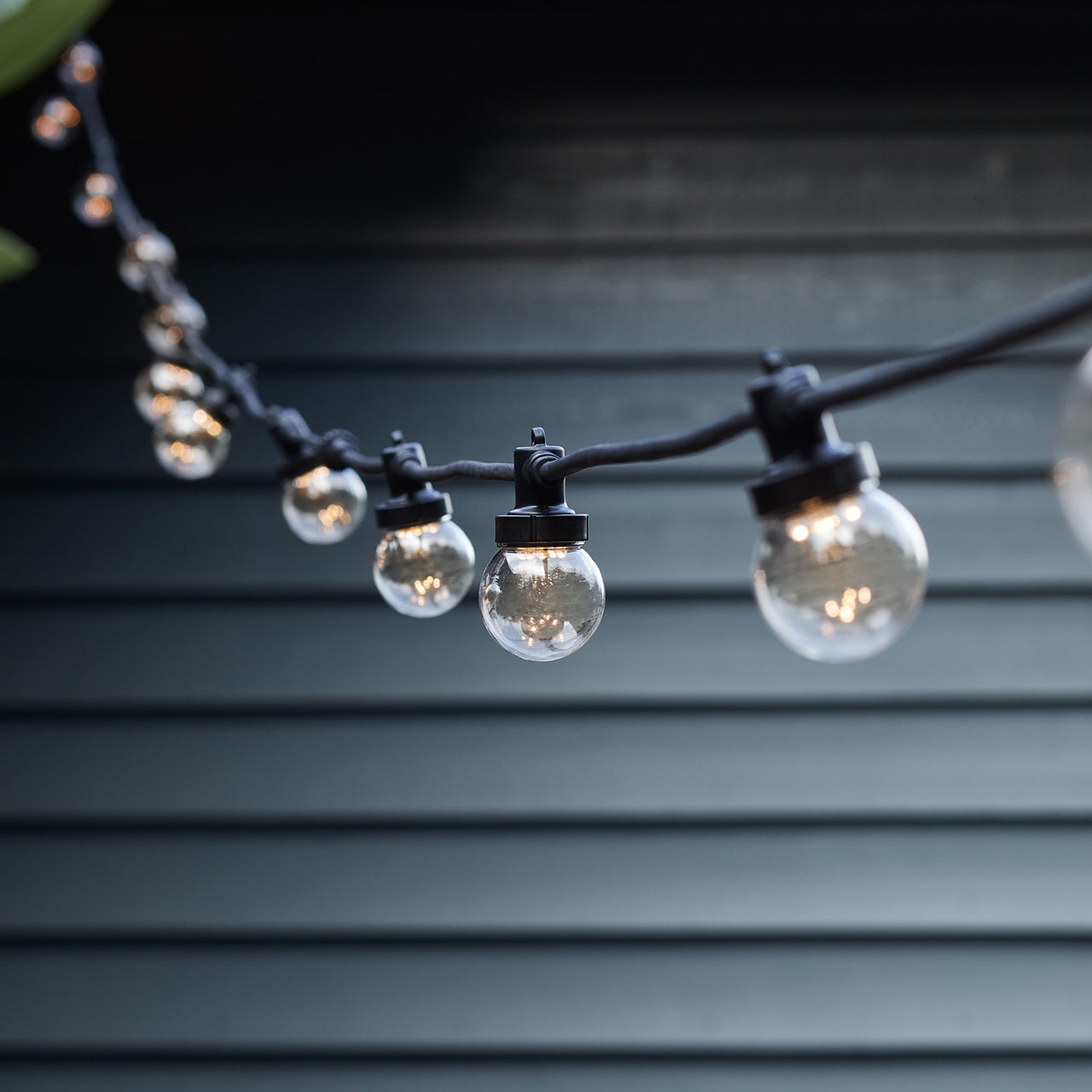 Guirlande Guinguette Pro Connect 105m 210 LED Blanc Chaud Câble Noir Raccordable Ampoules Transparentes