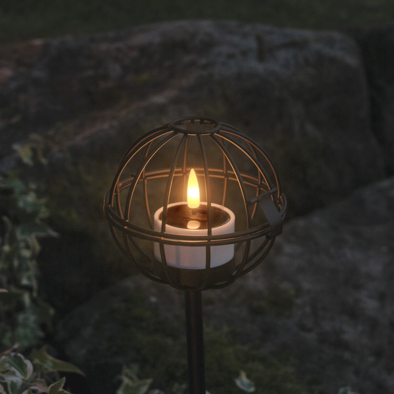 Lot de 4 Porte-Bougies sur Piquet au Design Géométrique avec Bougies Solaires TruGlow®