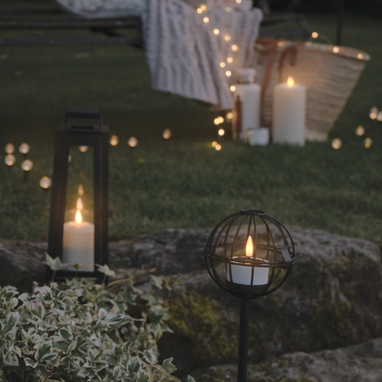 Lot de 4 Porte-Bougies sur Piquet au Design Géométrique avec Bougies Solaires TruGlow®