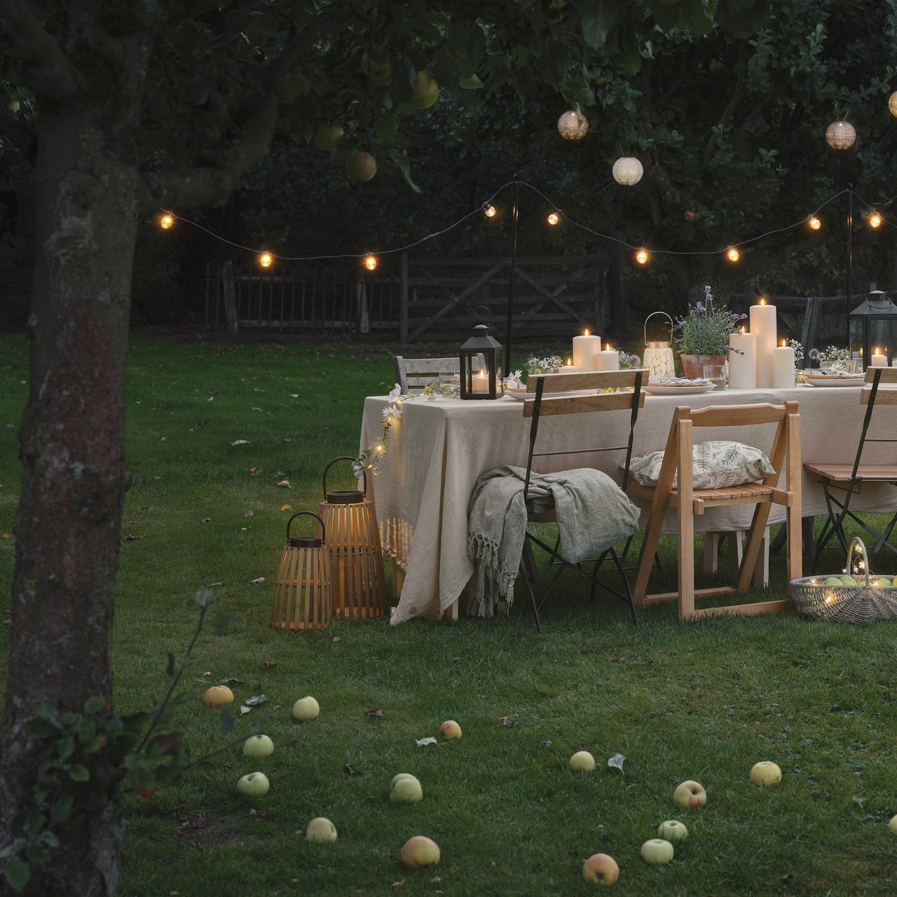 Grande Lanterne Solaire en Bois Ajouré