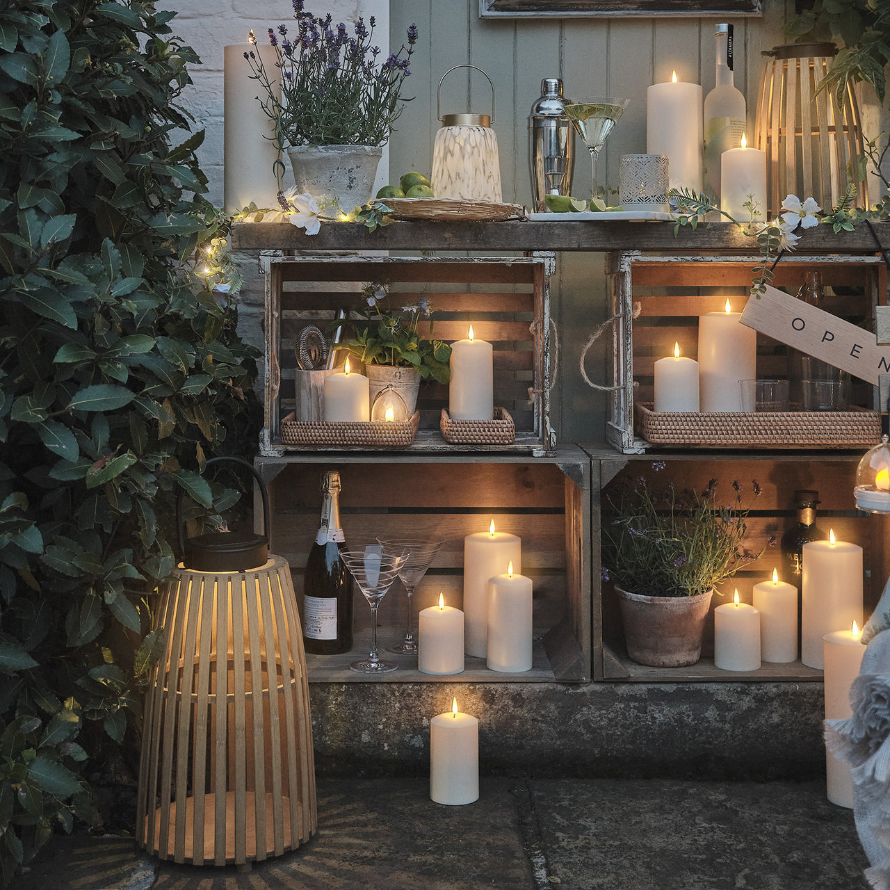 Grande Lanterne Solaire en Bois Ajouré